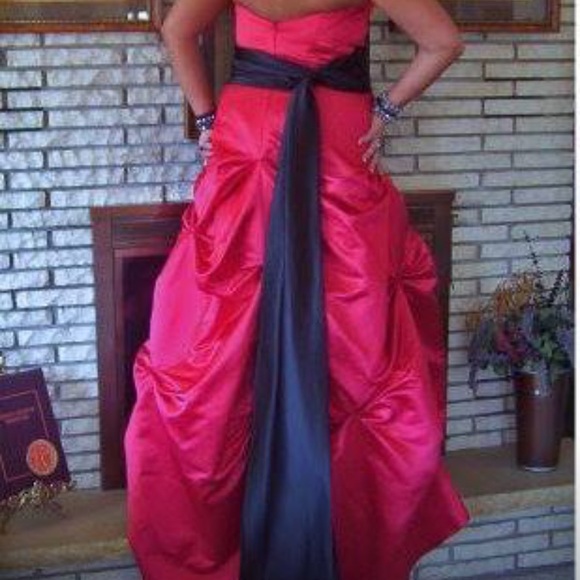 Red formal gown - Picture 3 of 3